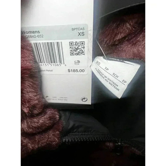 Nike Sportswear PlushWomen's Printed Faux Fur Jacket Size XS - Picture 7 of 10